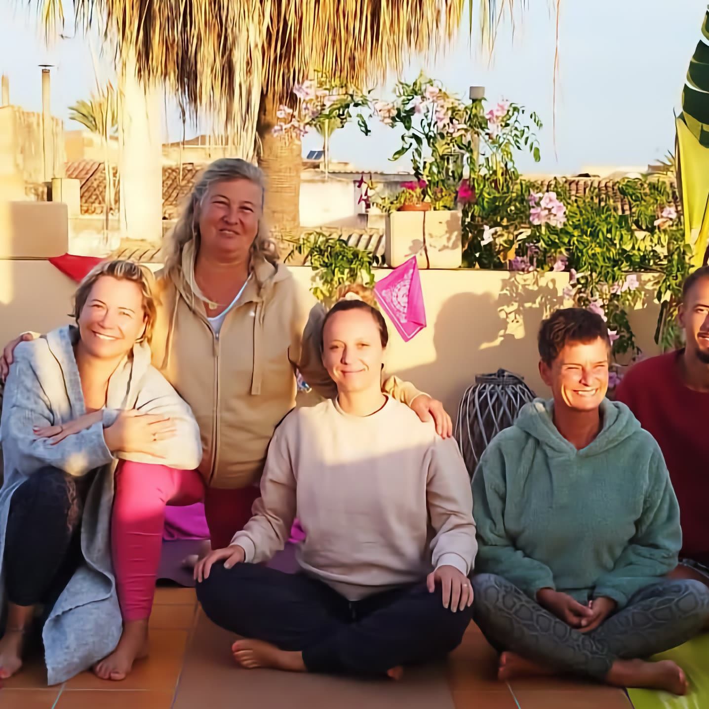 Die Ausbildungsgruppe sitzt im Abendlicht auf einer Dachterrasse auf Mallorca