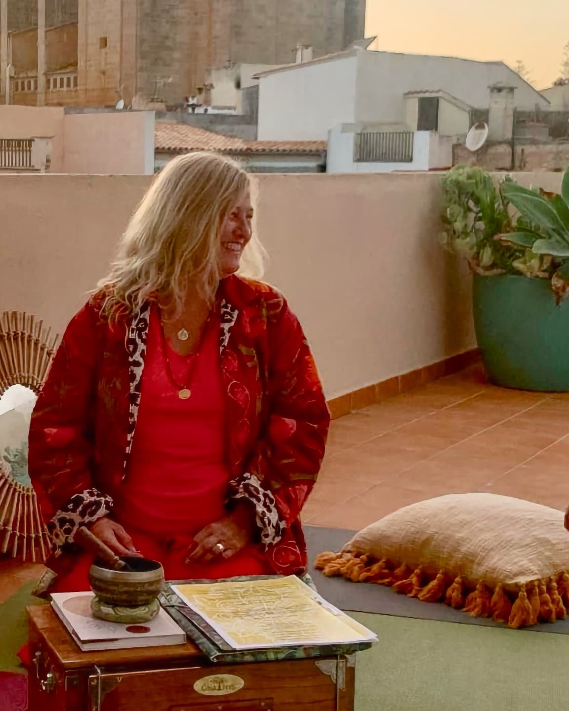 Jutta Fuhse mit Klangschale im Abendlicht auf Mallorca