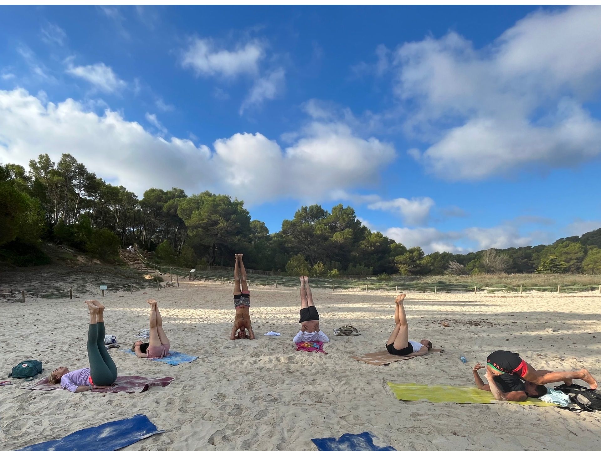 Ausbildungsgruppe übt Kopfstände am Strand auf Mallorca